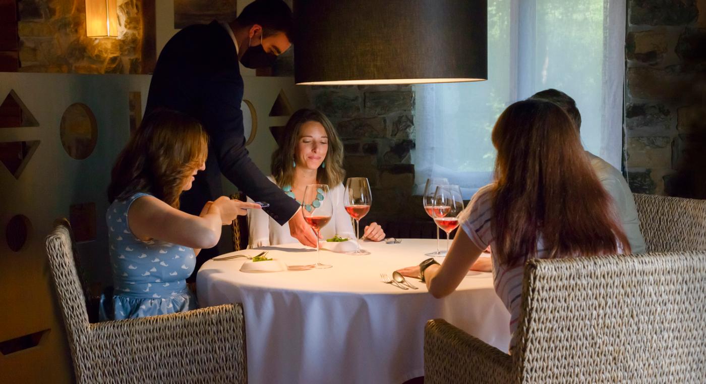 Groupe d’amis mangeant dans un restaurant